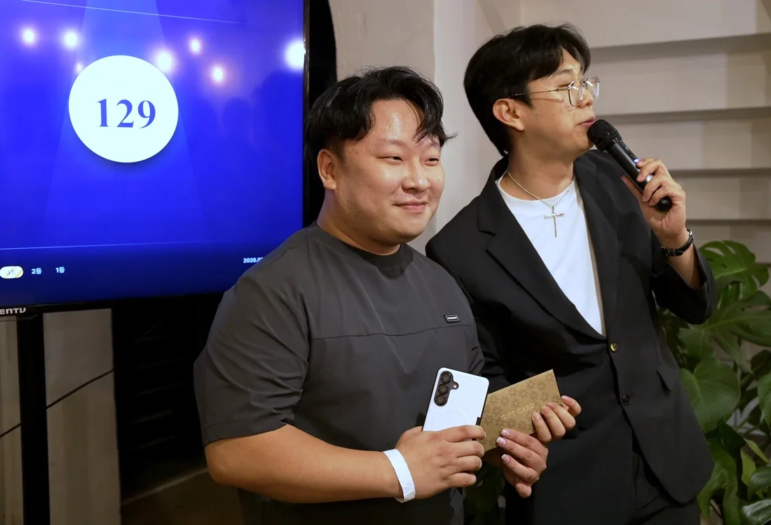 3등 당첨자와 사회자